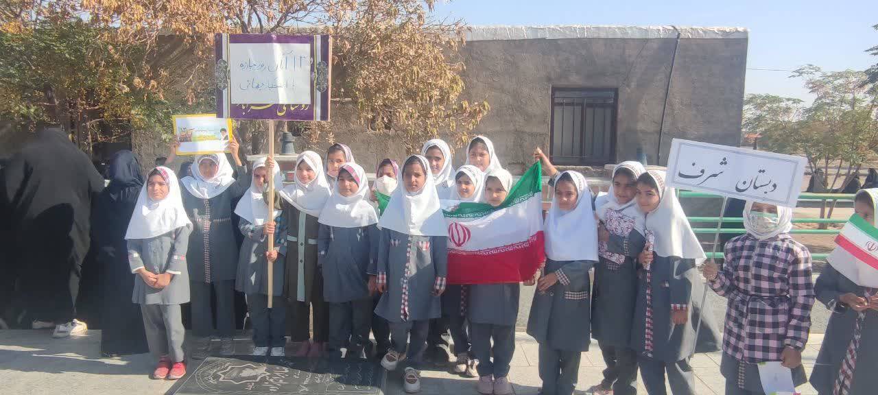 حضور دانش آموزان در مراسم راهپیمایی