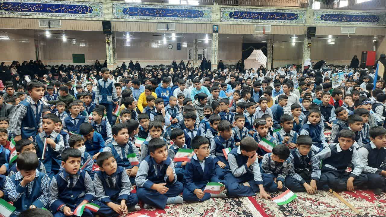 گردهم آمدن دانش آموزان در روز 13 آبان