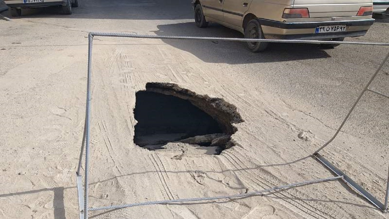 ریزش خیابان شهیدرجایی زابل به علت فرسودگی شبکه فاضلاب است