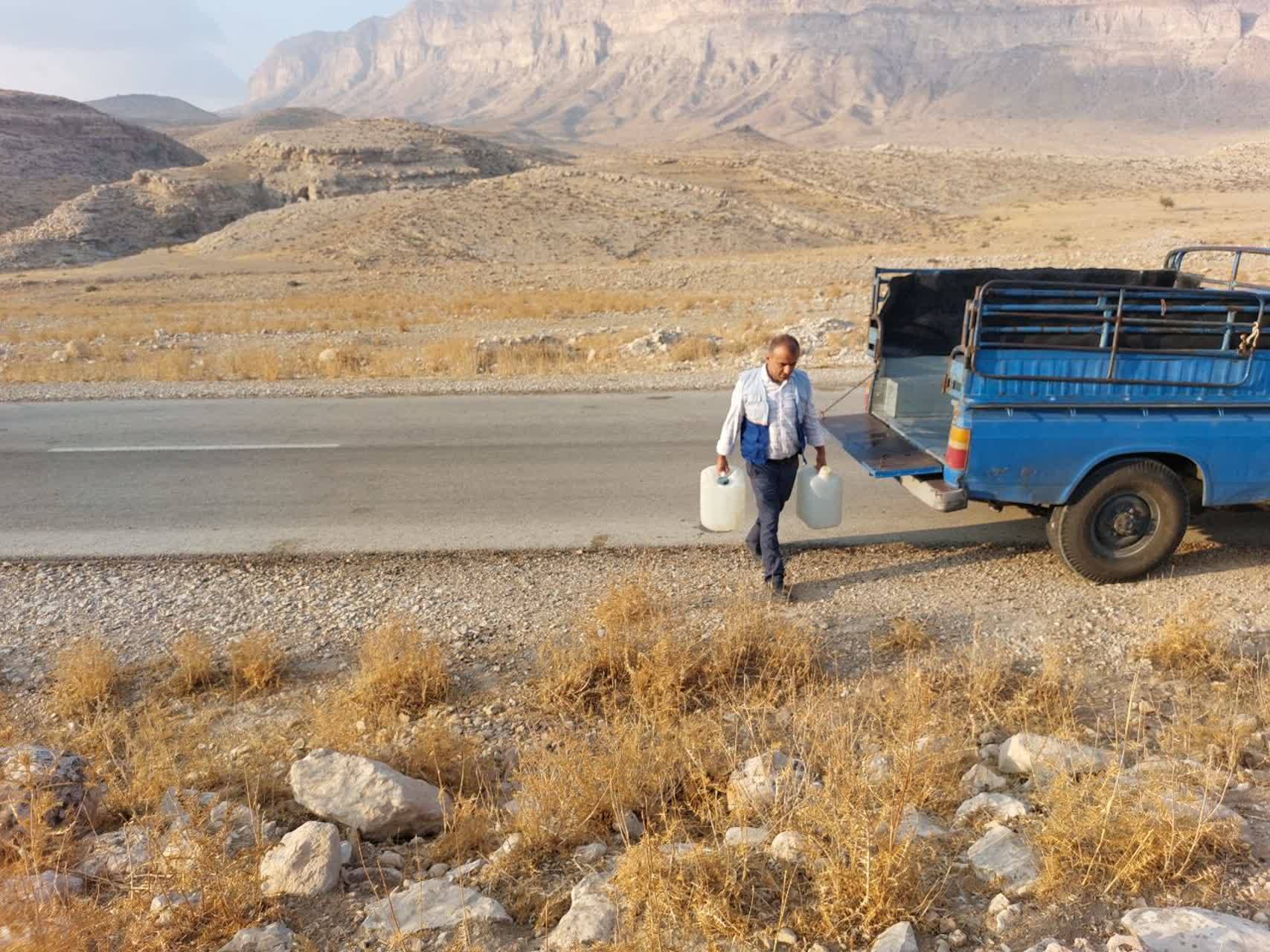 آبیاری نهال ها