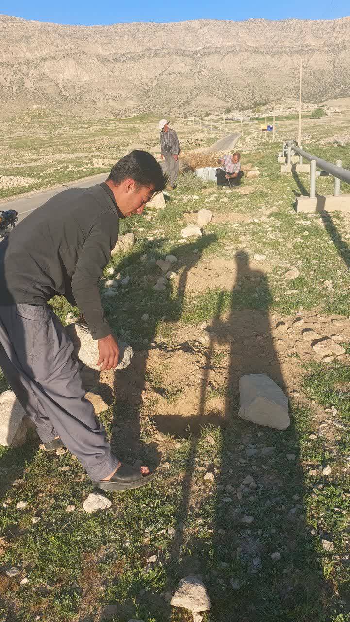 زیباسازی روستای الیف شهرستان کازرون با آبیاری نهال توسط جهادگران