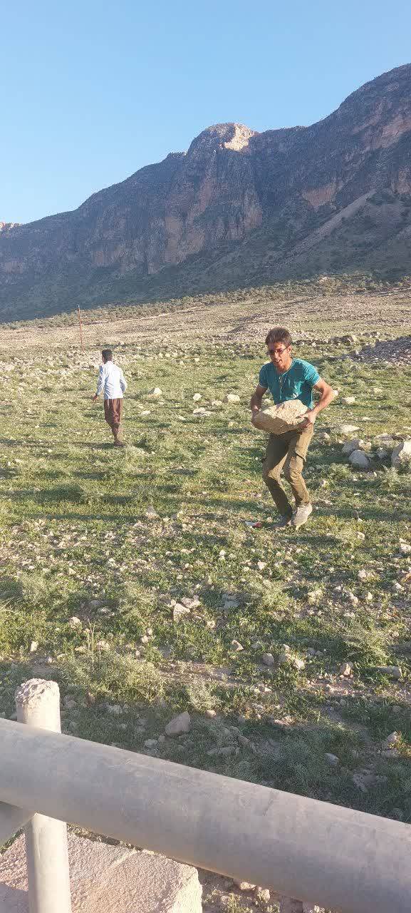 زیباسازی روستای الیف شهرستان کازرون با آبیاری نهال توسط جهادگران