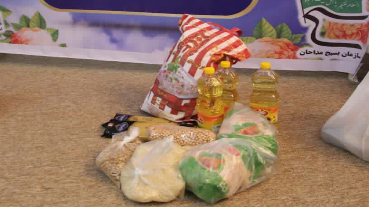 تهیه و توزیع بسته‌های معیشتی بین نیازمندان در کازرون
