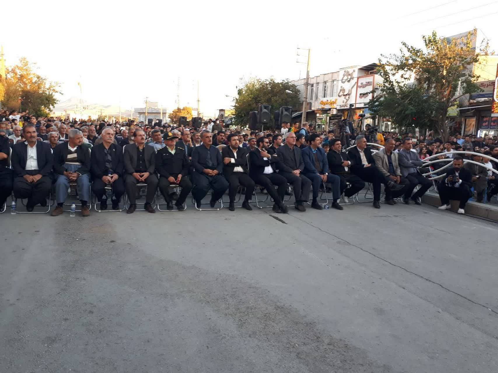 استقبال شهروندان کامیااران از جشنواره موسیقی خیابانی