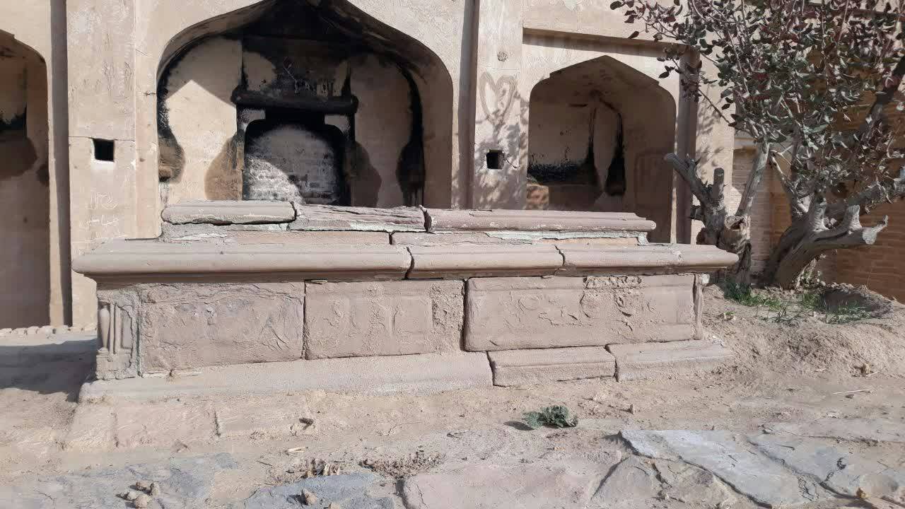 نمای فرسوده ای از آرامگاه