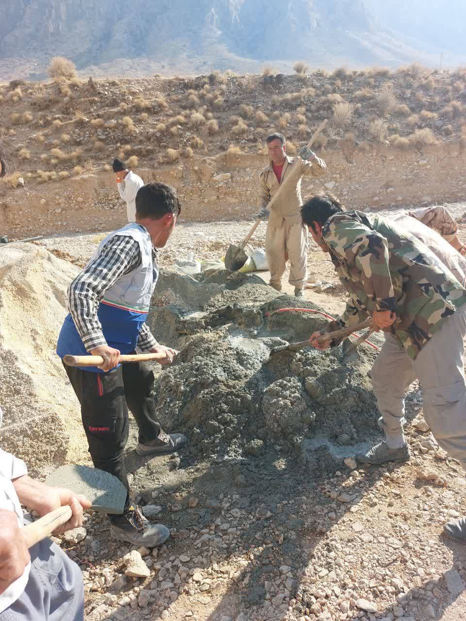 جهادگران روستای الیف در صف خدمات رسانی جهادگران روستای الیف در صف خدمات رسانی
