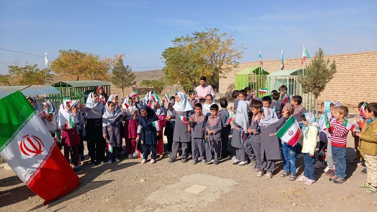 حماسه‌ای دیگر از دانش آموزان روستای کبودان در یوم الله ۱۳ آبان + تصاویر