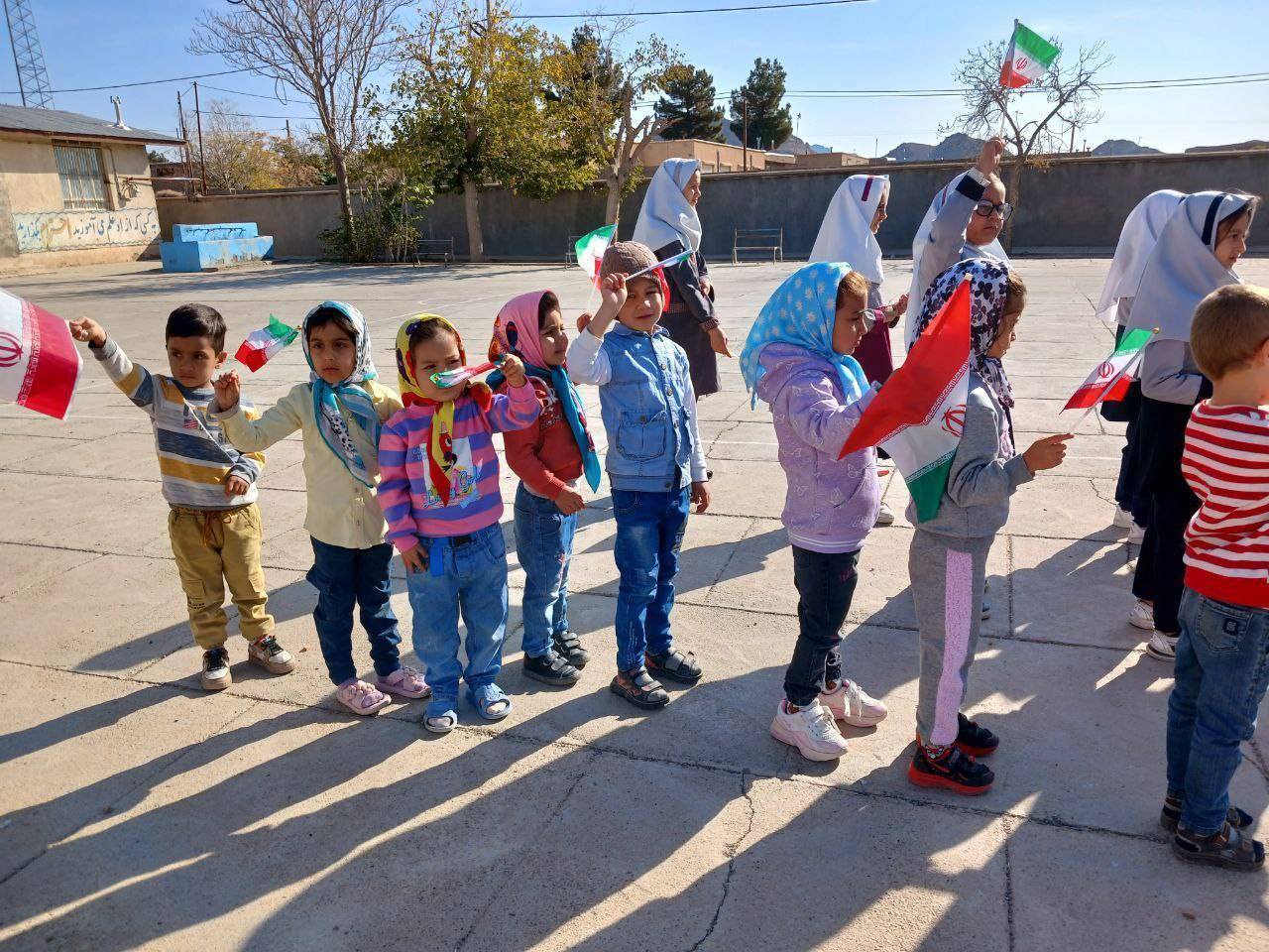 دانش آموزان مدرسه