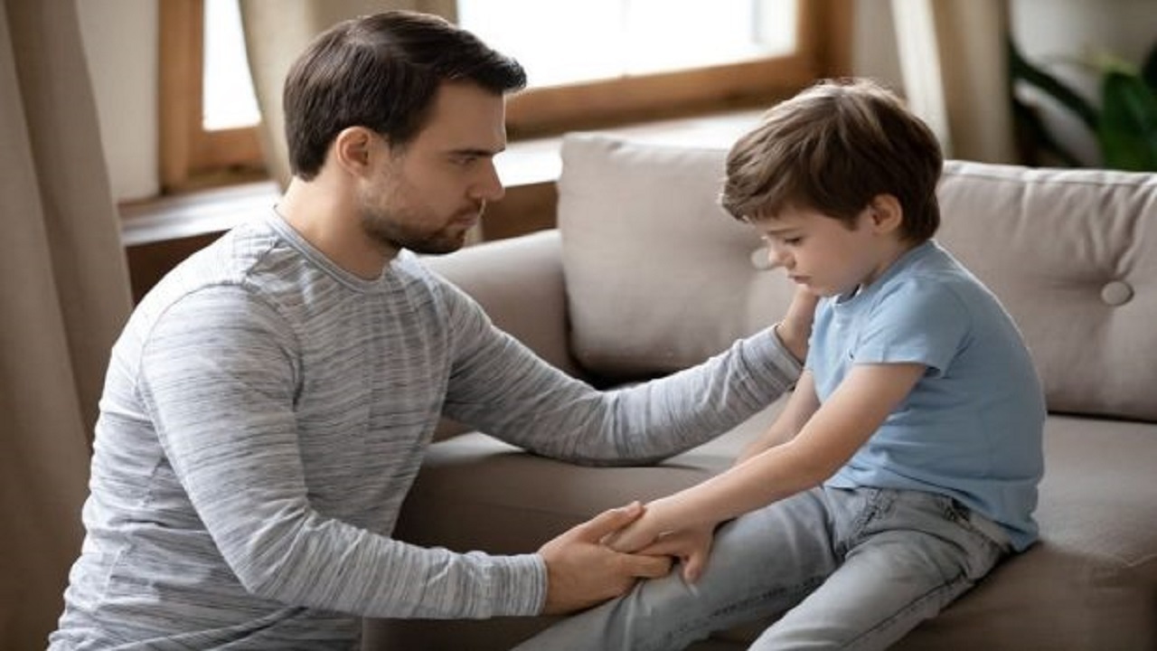 چگونه به کودکانمان عذرخواهی کردن بیاموزیم؟