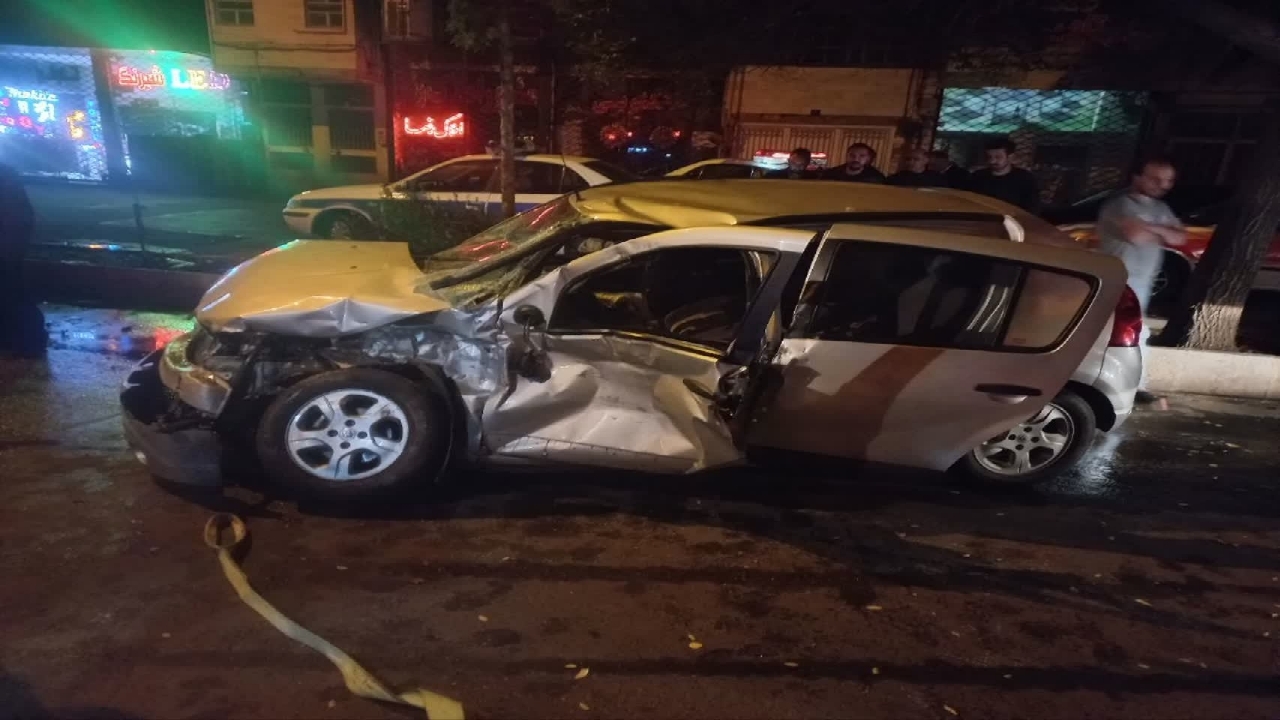 تصادف خودرو ساندرو با اتوبوس در بلوار خرمشهر قزوین