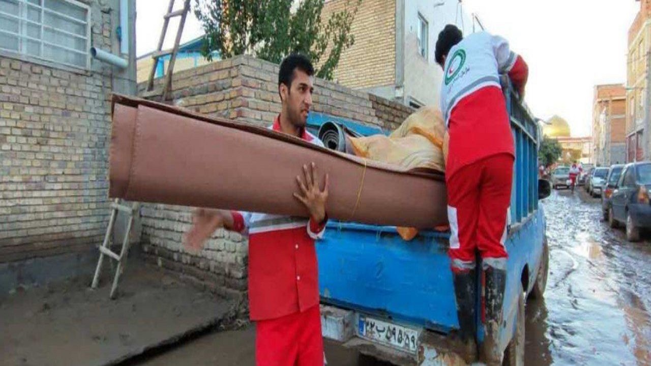 توزیع اقلام اضطراری به خانوار های حادثه دیده از سیل در شهر کلاله