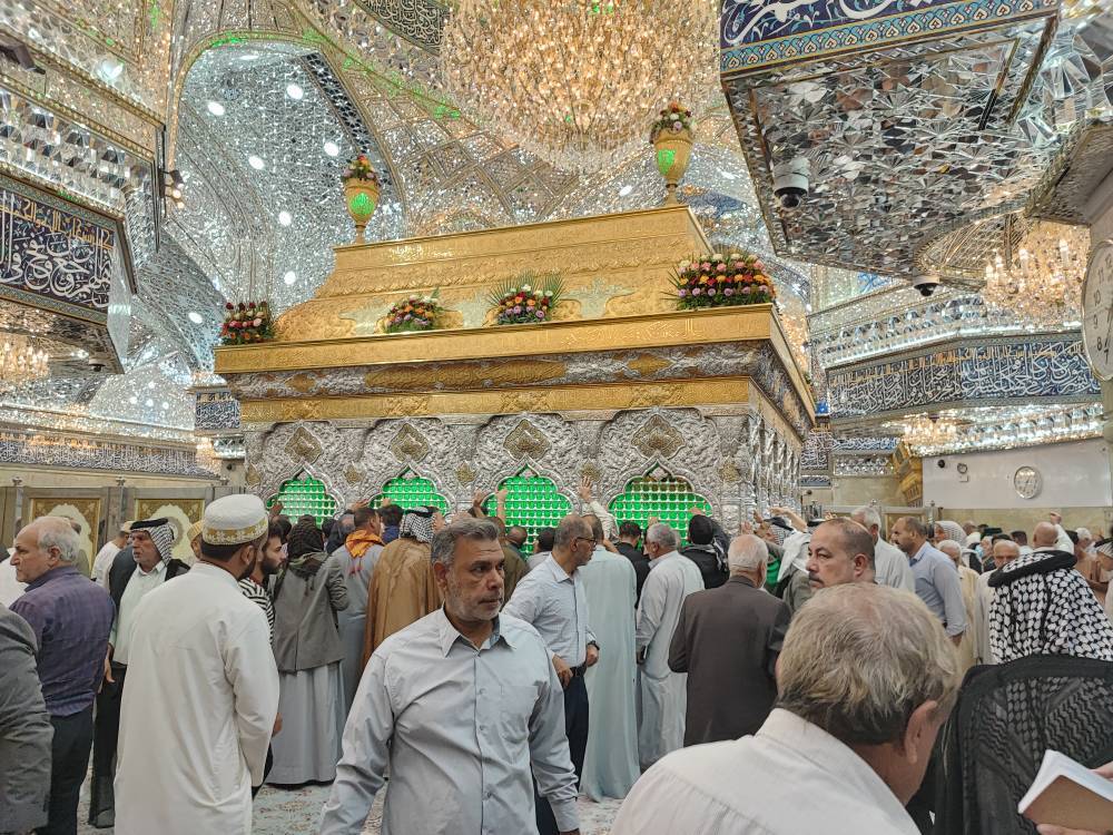 زائران در حرم سیدالشهدا