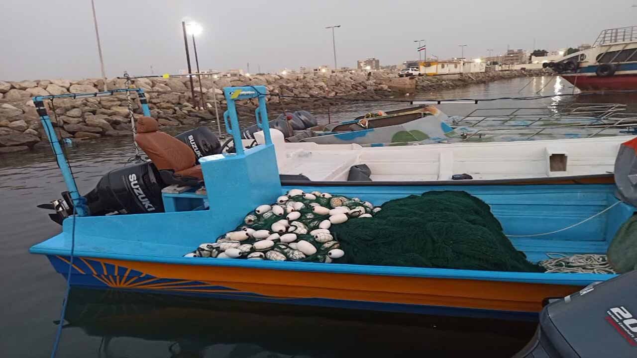 توقیف دو فروند قایق غیرمجاز پرساین متخلف در شهرستان قشم