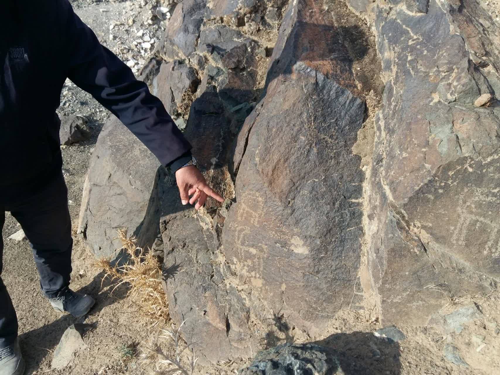 نقش و نگار روی سنگ
