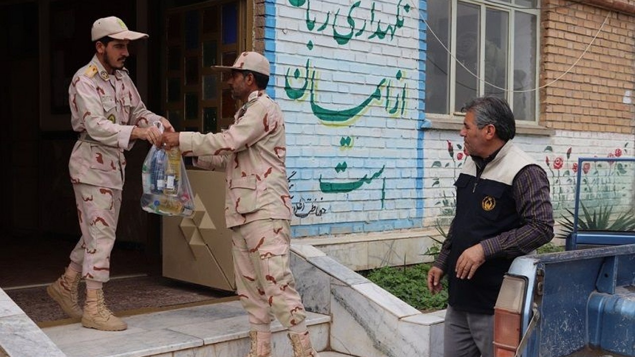 مرزبانان هنگ مرزی تایباد به زلزله زدگان افغانستانی کمک کردند