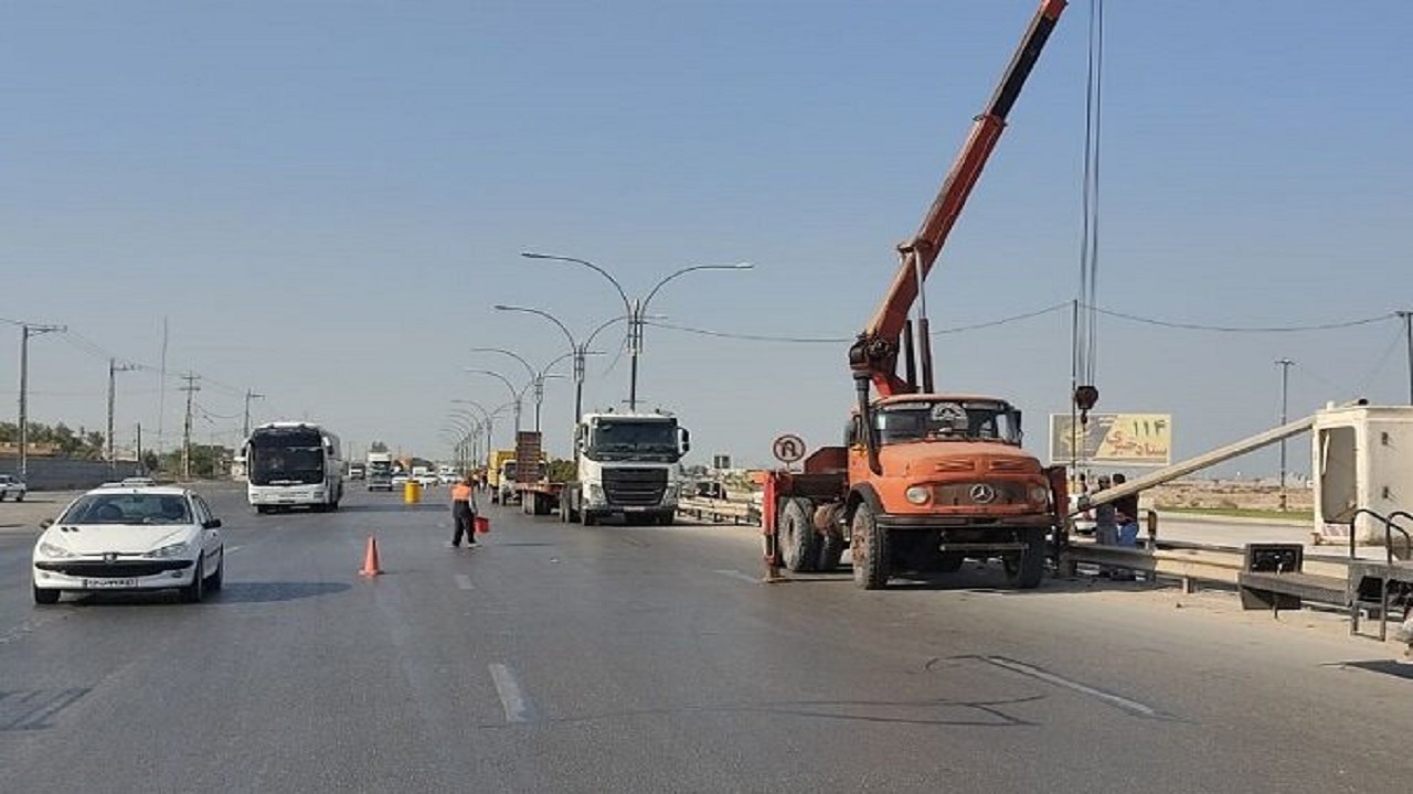 نصب حفاظ بتنی در بزرگراه بوشهر - چغادک