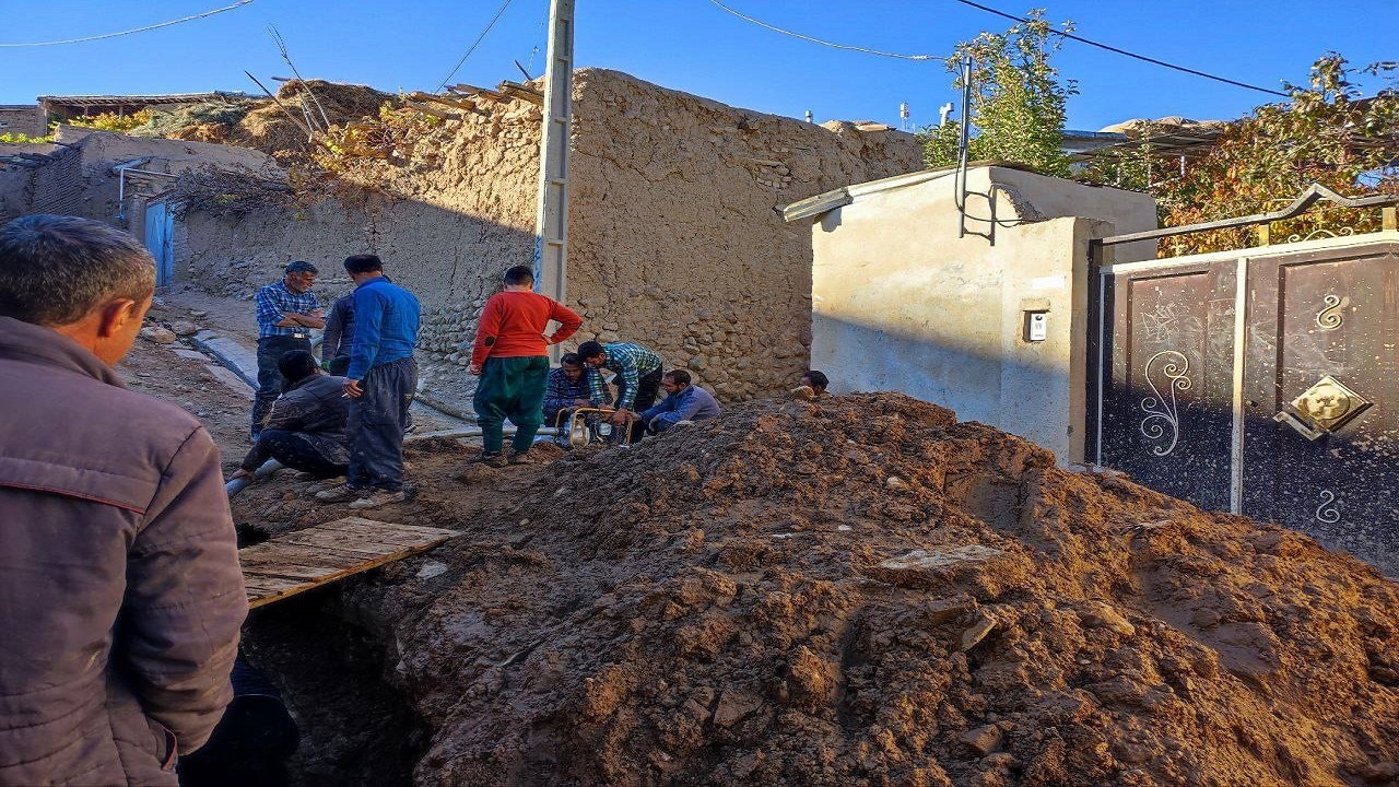لایروبی آب قنات روستای توآباد شهرستان آوج توسط اهالی روستا + تصاویر