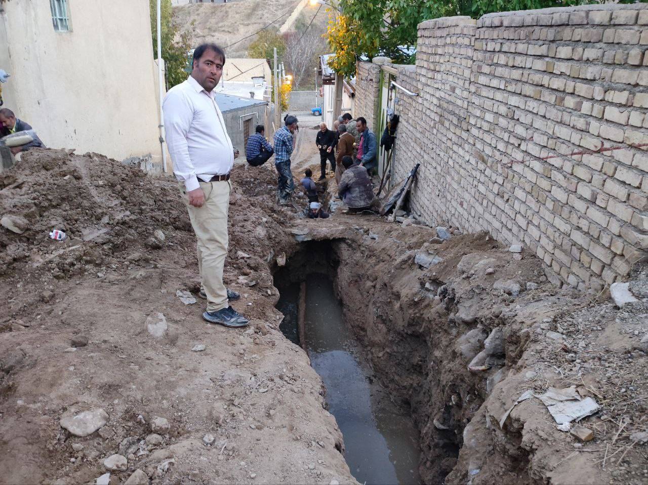 لایروبی آب قنات روستای توآباد توسط اهالی روستا