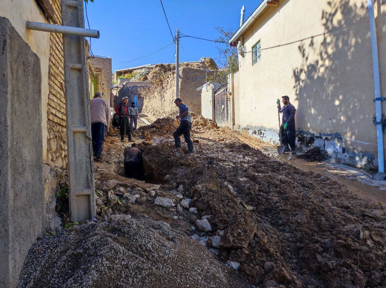آب قنات روستای توآباد لایروبی شد