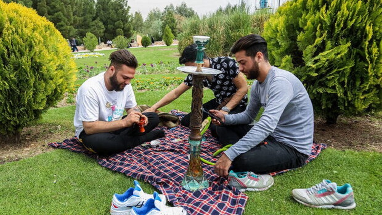 انتقاد از مصرف بالای دخانیات در بوستان‌های قم