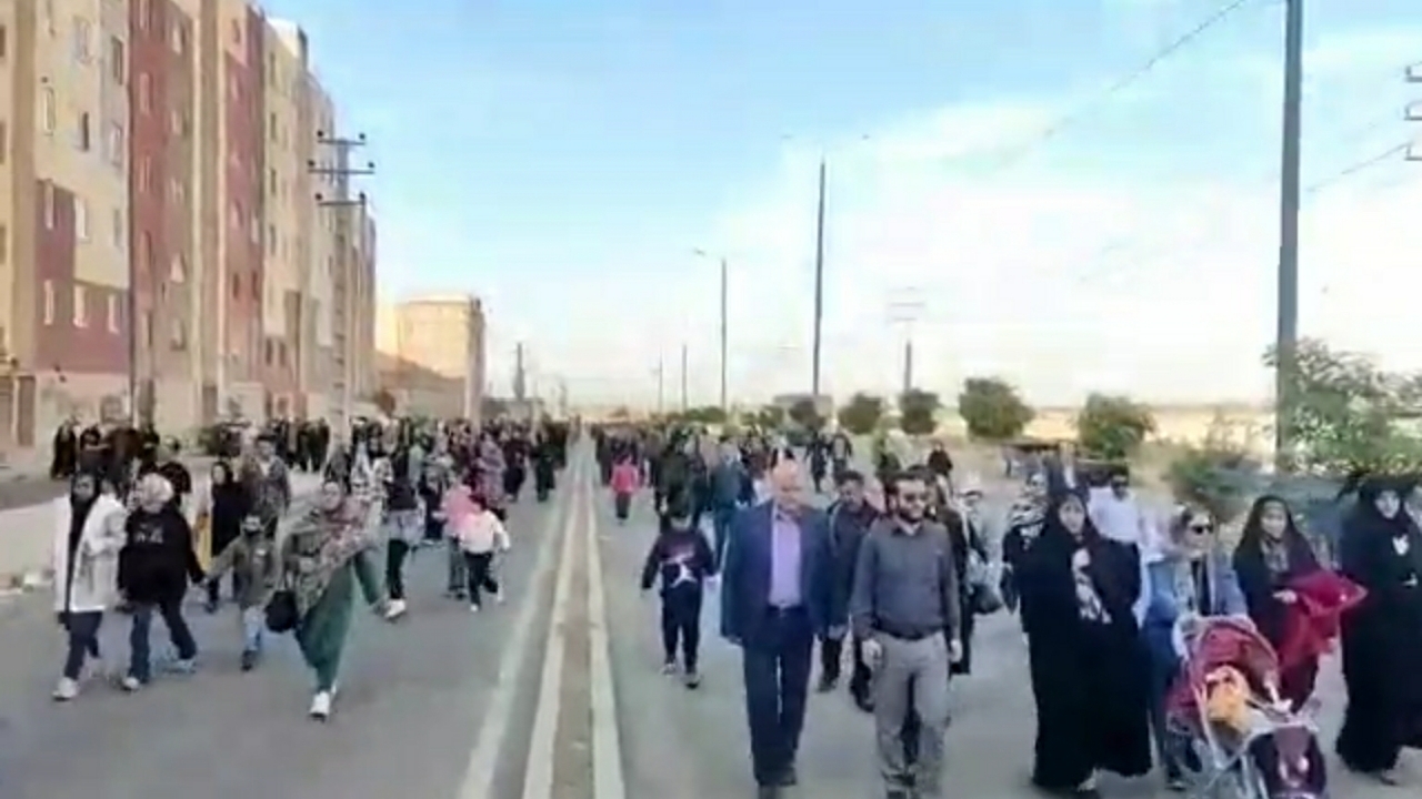 برگزاری اولین همایش پیاده روی خانوادگی در شهر مهرگان+ فیلم