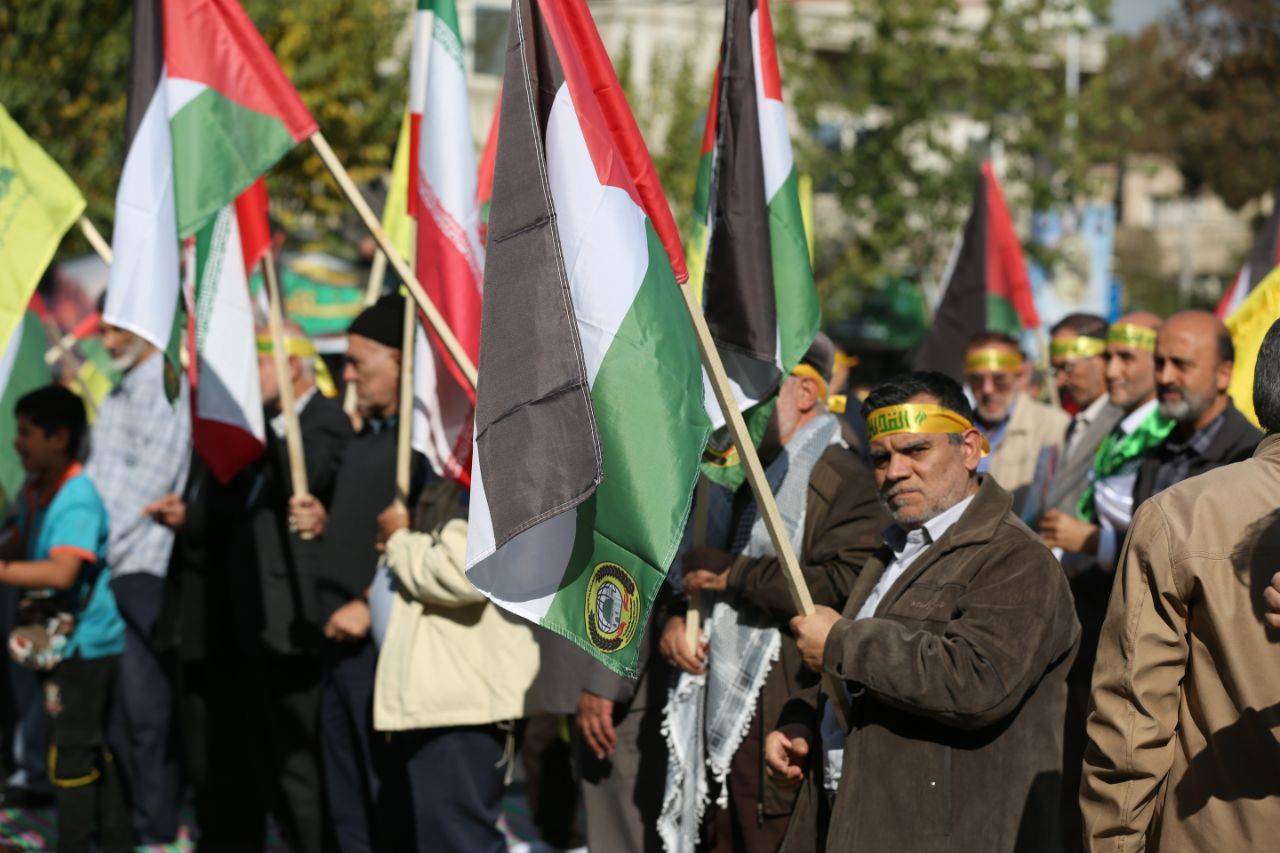 بالا بردن پرچم فلسطین برای حمایت از مردم فلسطیبن