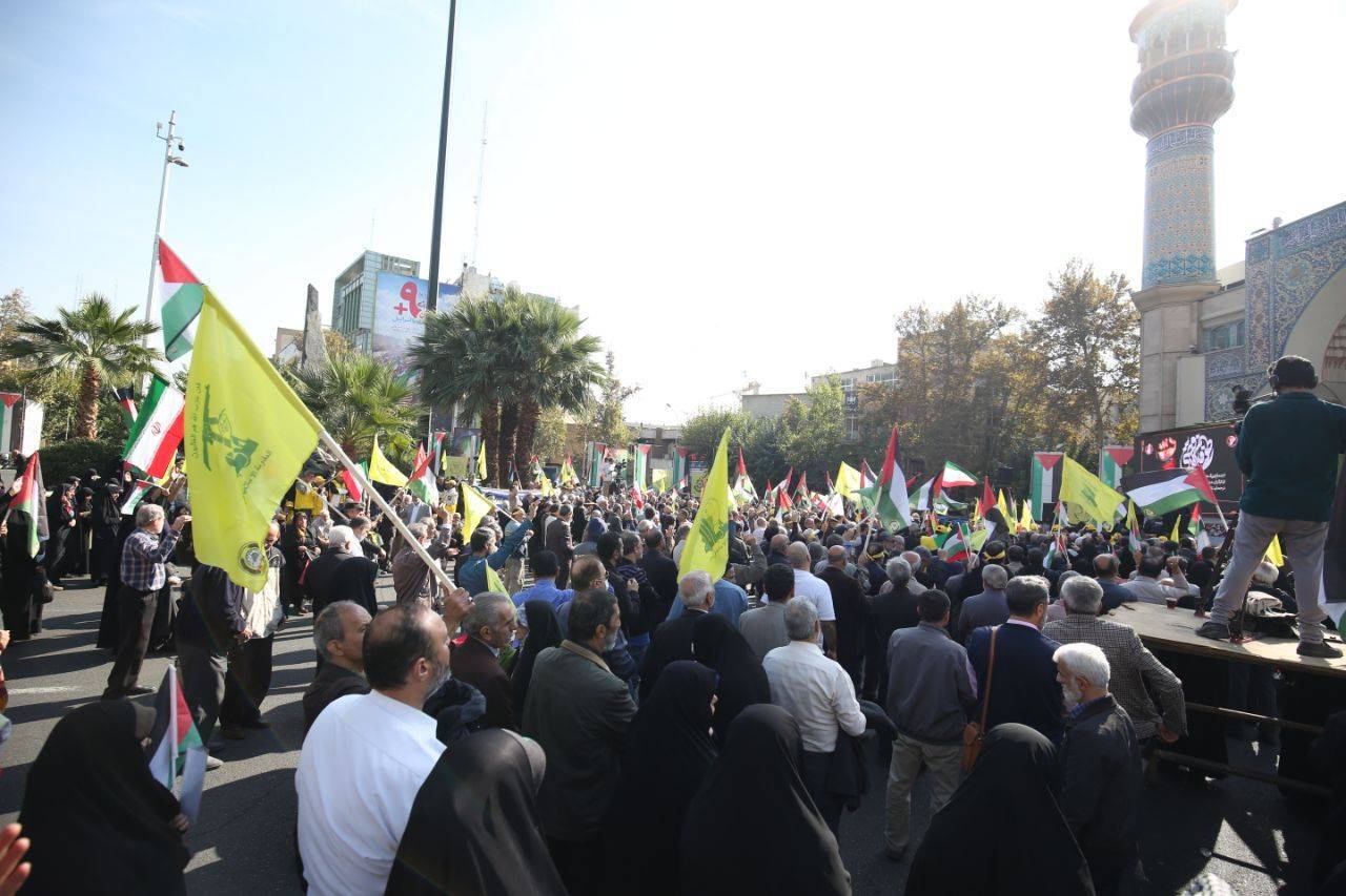 قابی خاطره انگیز از تجمع بزرگ هیات رزمندگان اسلام برای حمایت از مردم مظلوم فلسطین در تهران