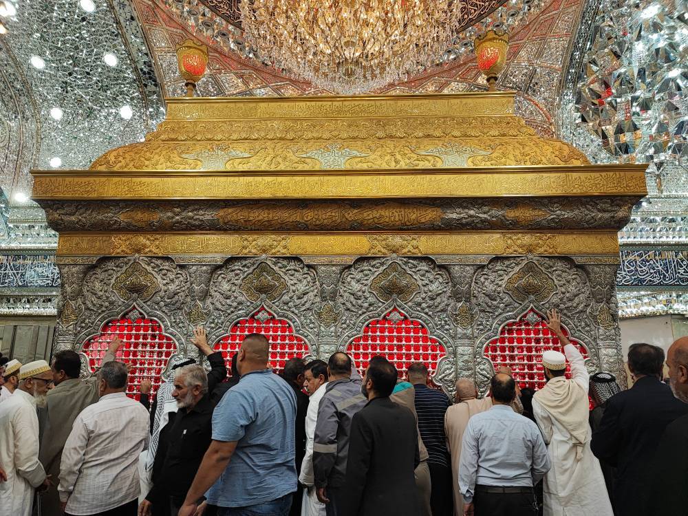 زائران در حرم امام حسین