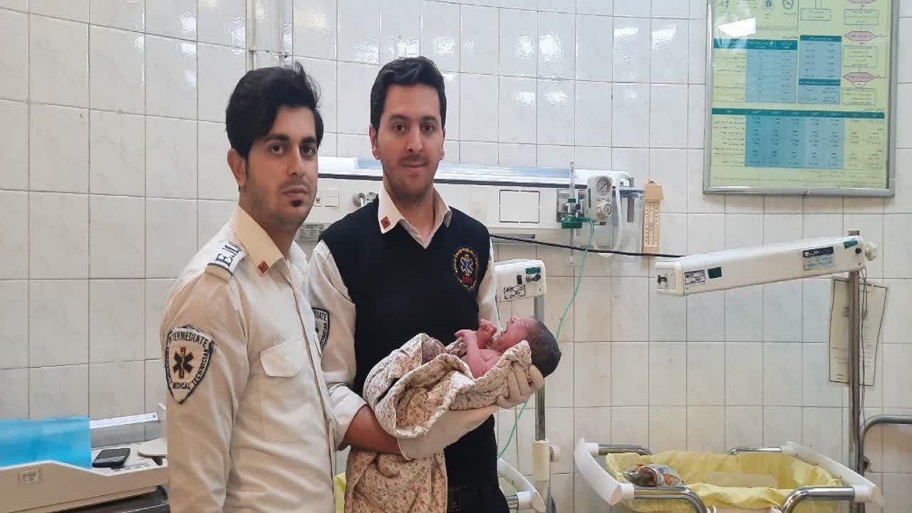 به دنیا آمدن نوزاد در آمبولانس