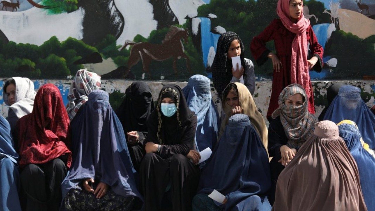 تقریباً همه زنان افغانستان در رنج به سر می‌برند