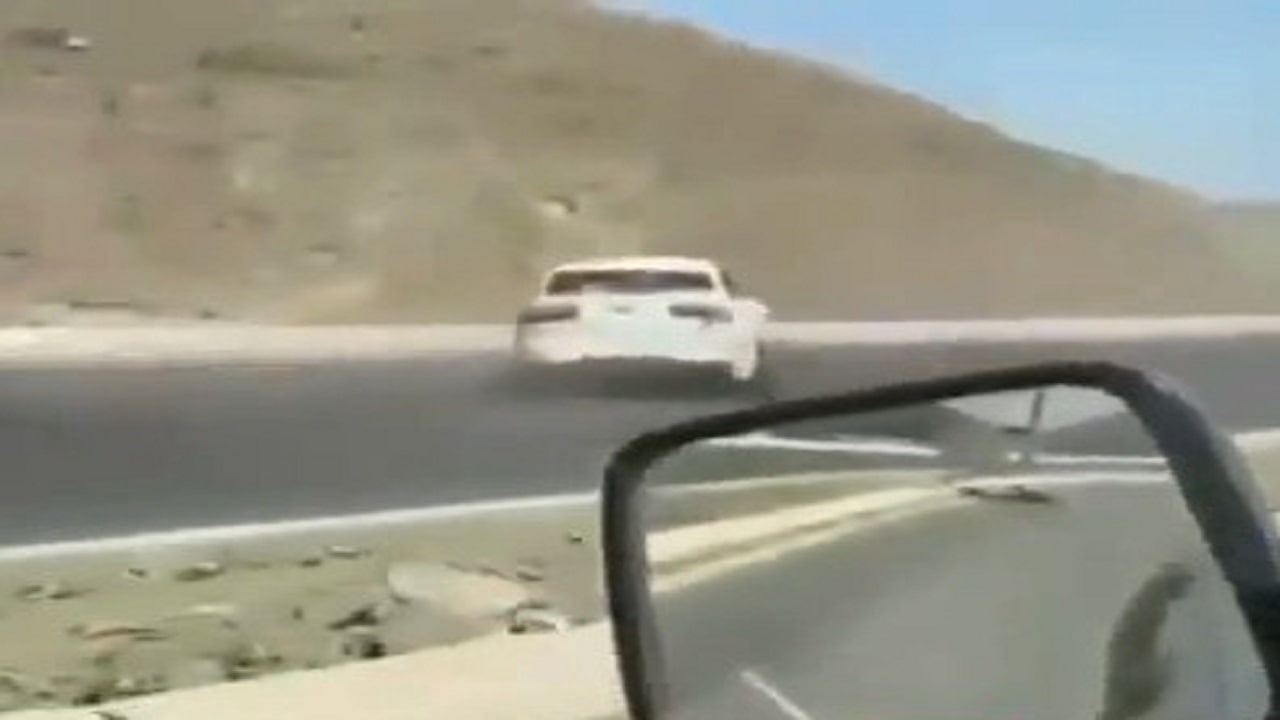 پرت شدن راننده بعد از واژگونی خودرو + فیلم