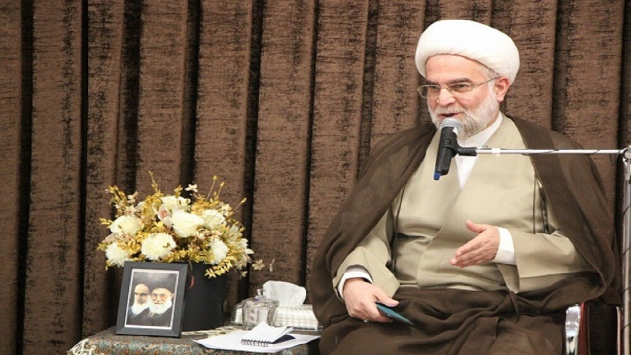 ارتقا سطح آگاهی در جامعه با خواندن و مطالعه میسر می‌شود