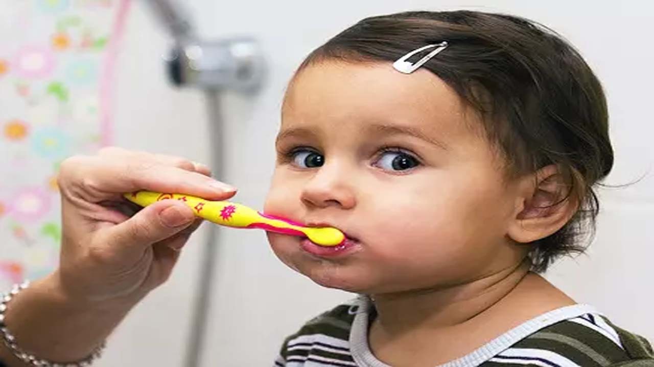 مسواک زدن را  با بازی به کودک آموزش دهید
