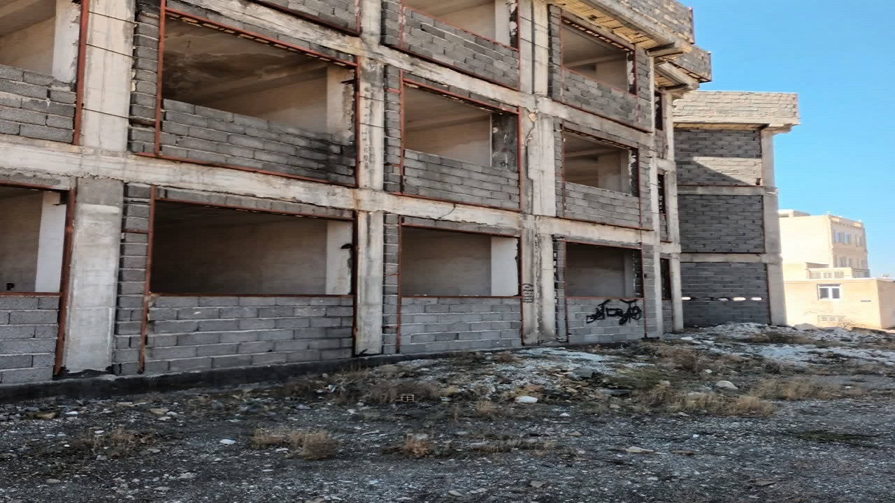 نیمه کاره رها شدن ساختمان آموزش و پرورش در نهاوند + تصاویر