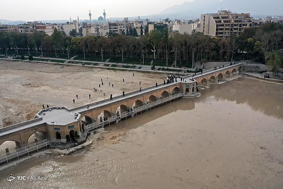 جاری شدن آب در زاینده رود و خوشحالی مسافران نوروزی در اصفهان