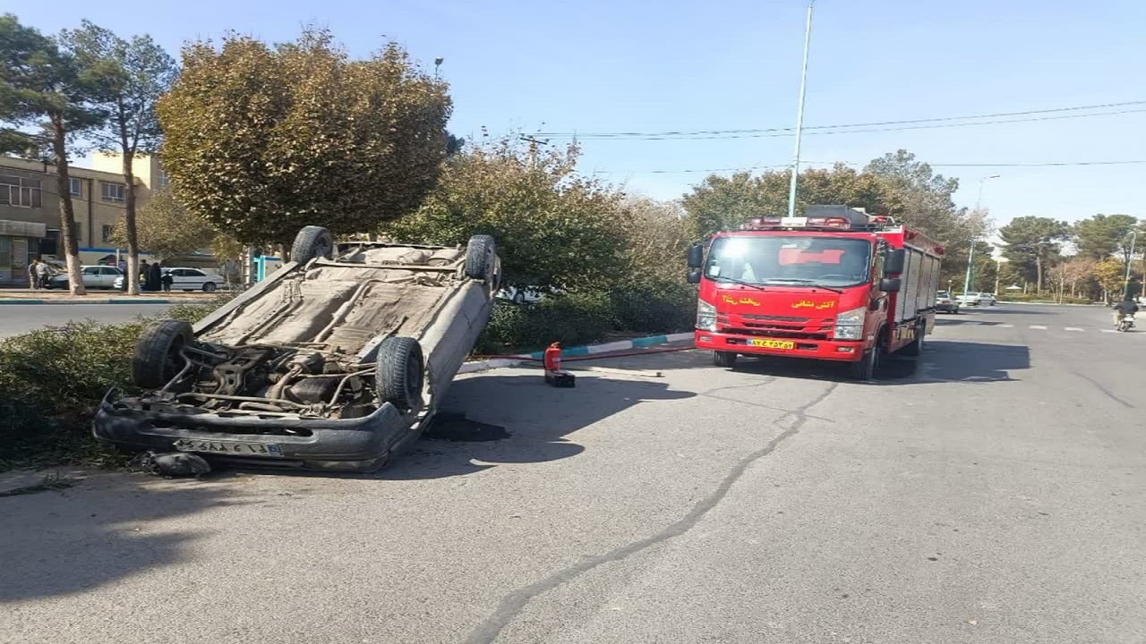 واژگونی خودرو پراید در شهر یزد