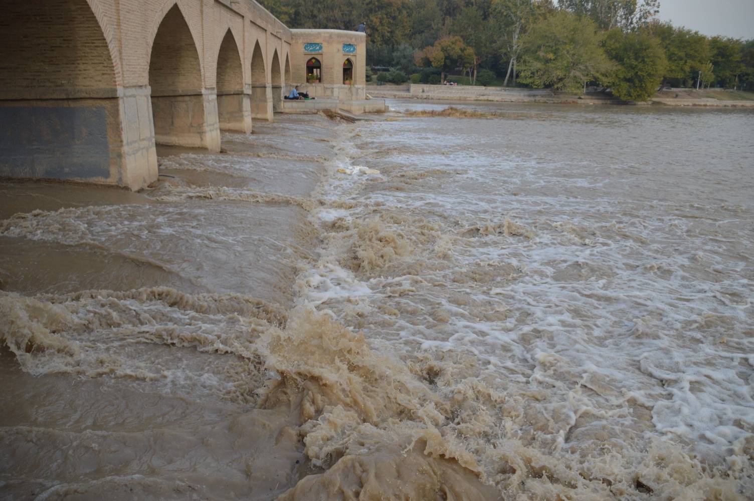 آب رودخانه زاینده رود آب رودخانه زاینده رود