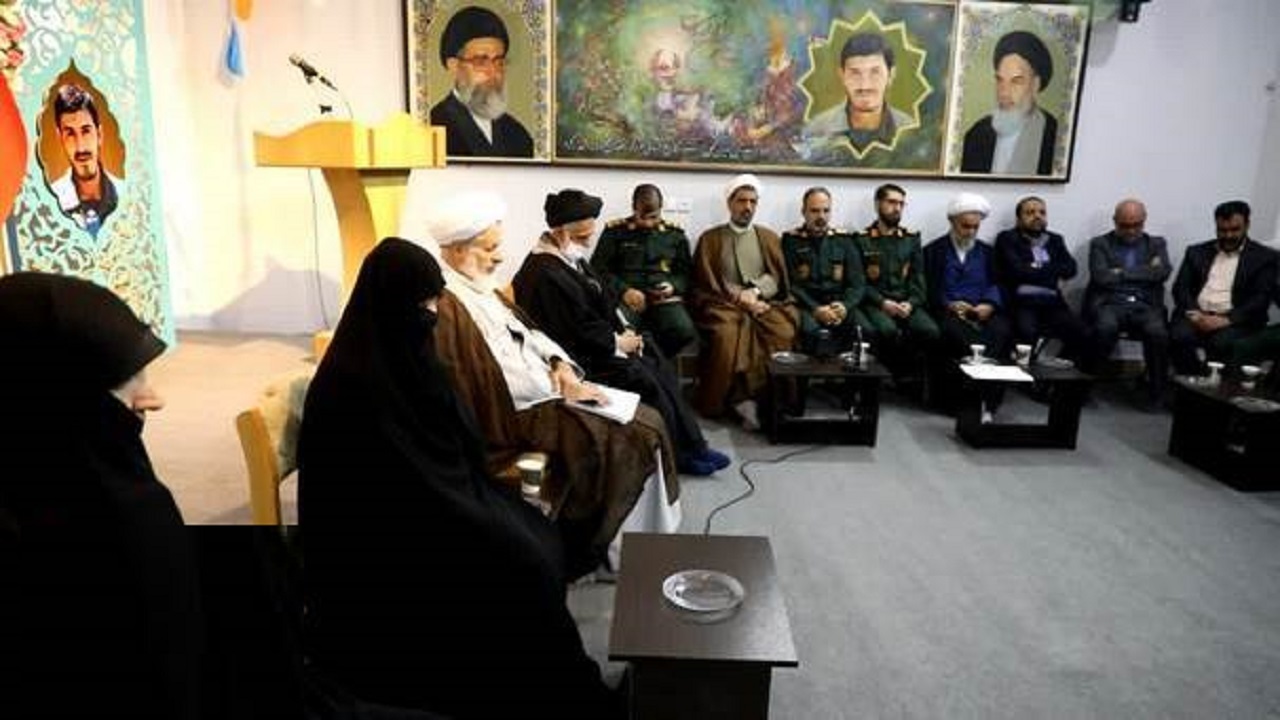 دیدار اعضای ستاد برگزاری یادواره ۶۰۹۰ شهید استان قم با مادر شهیدان زین‌الدین