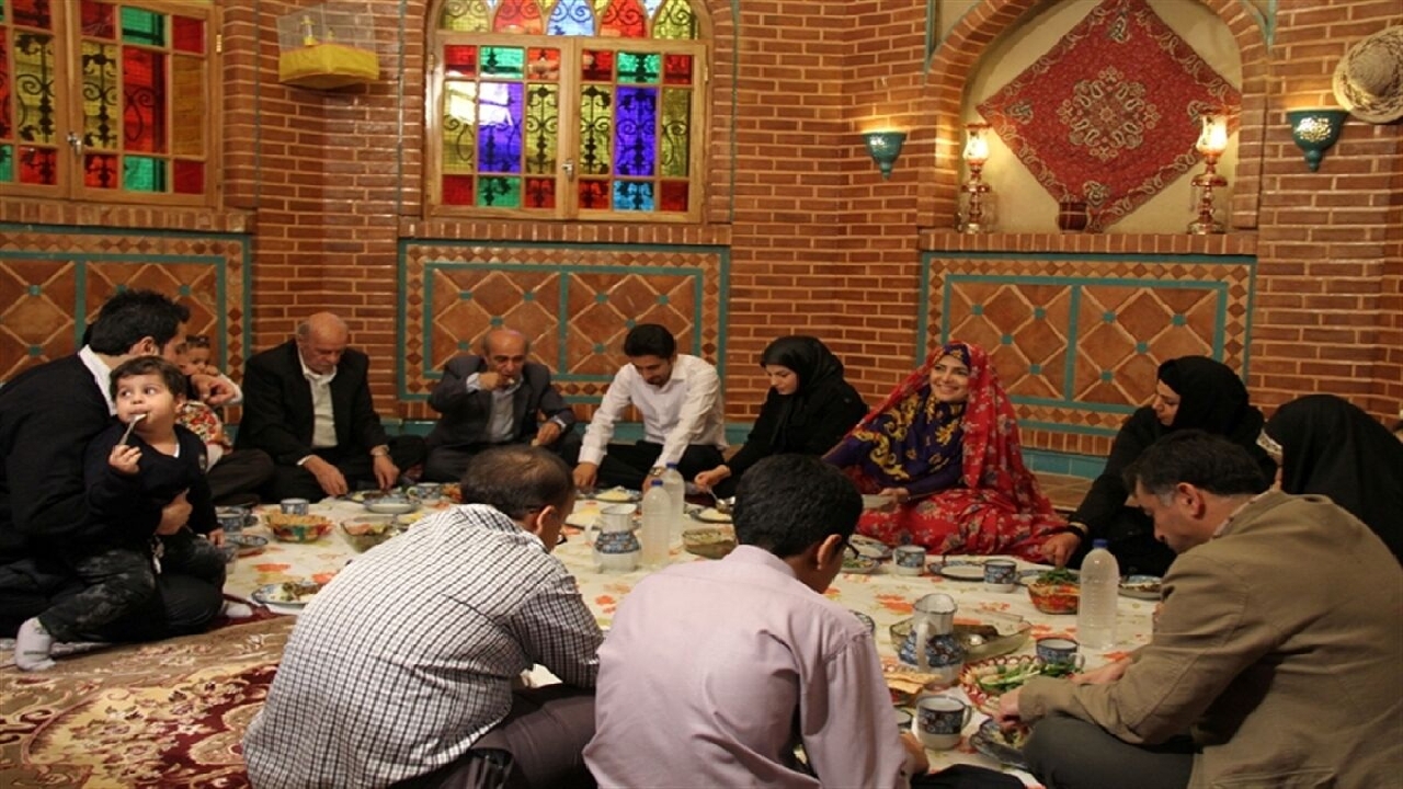 غذا خوردن به سبک ایرانی اسلامی را فراموش نکنیم
