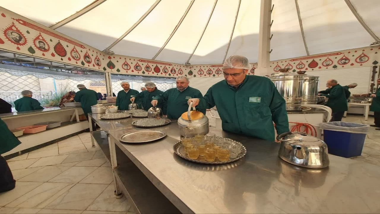 خادمان بندرعباسی میزبان زائران در چایخانه حرم مطهر رضوی + تصاویر