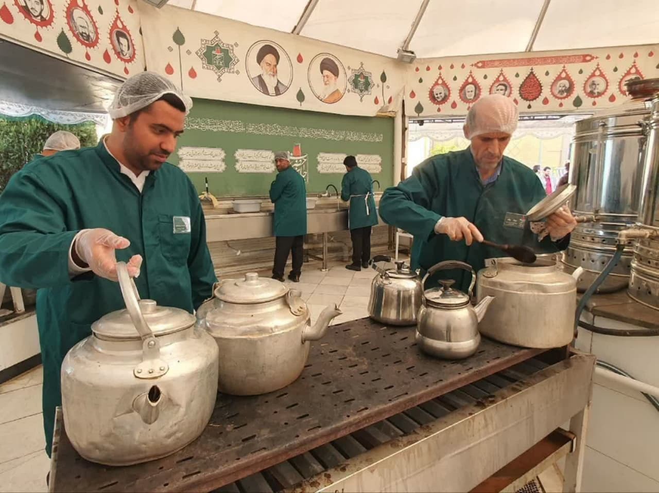 پذیرایی خادمیاران از زائران حرم امام رضا(ع)