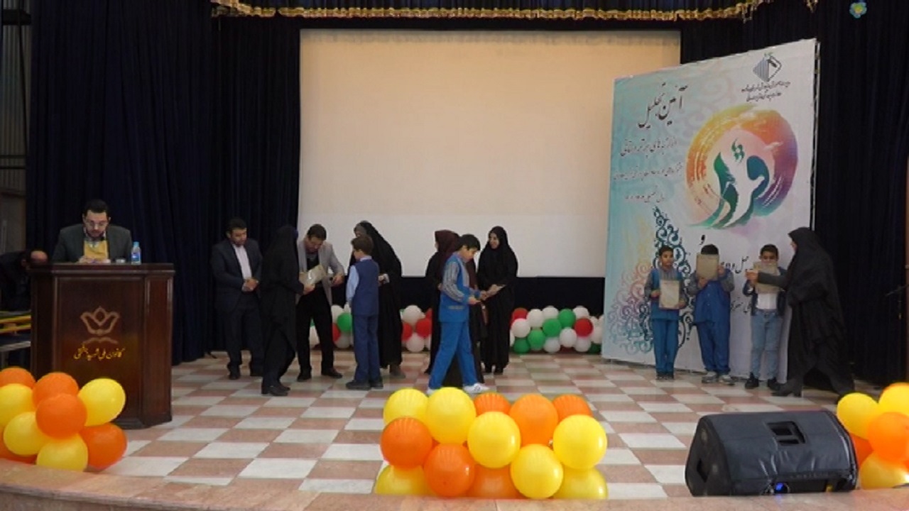 تجلیل از دانش آموزان برتر فرهنگی و هنری در شاهرود