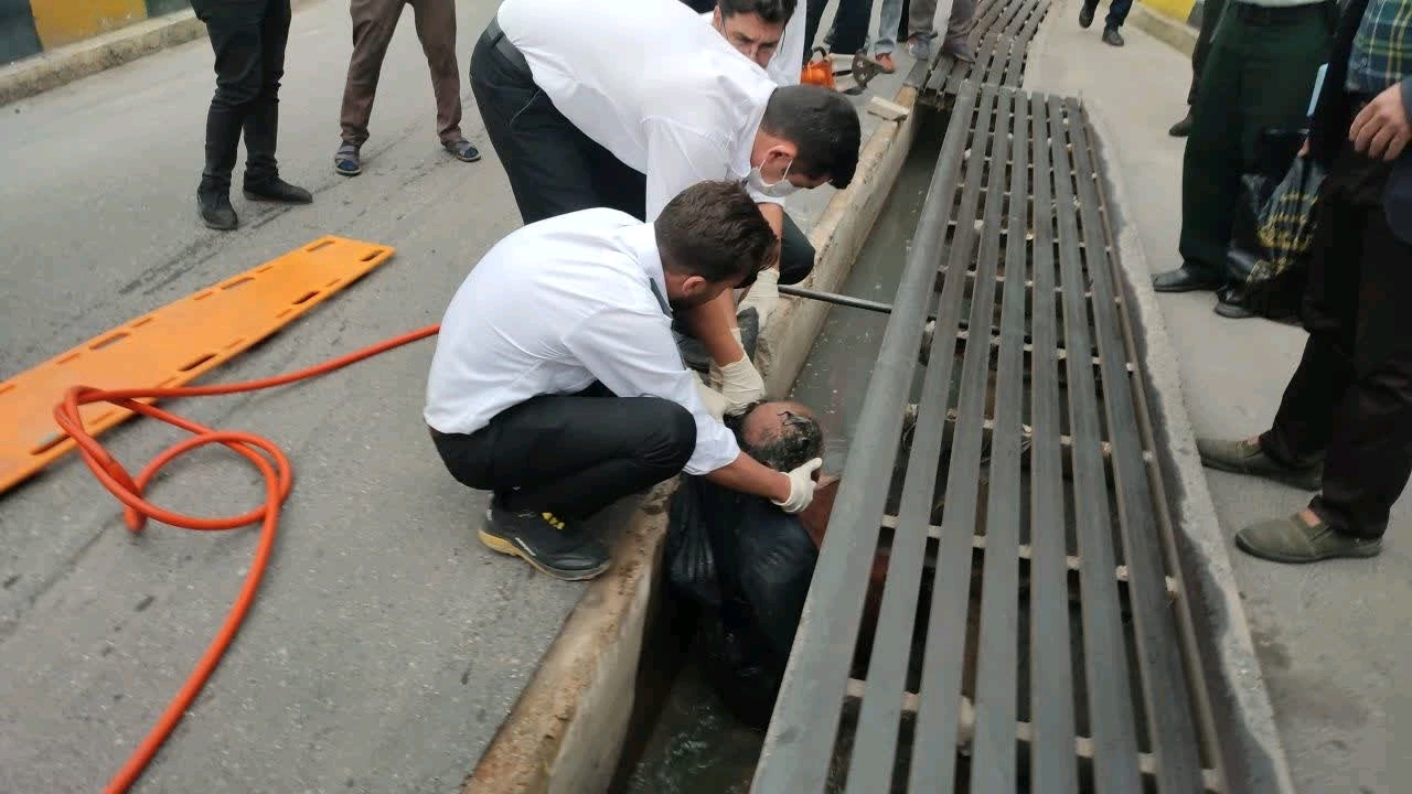 نجات فردی از داخل جوی آب توسط آتش‌نشانان گرگانی + فیلم