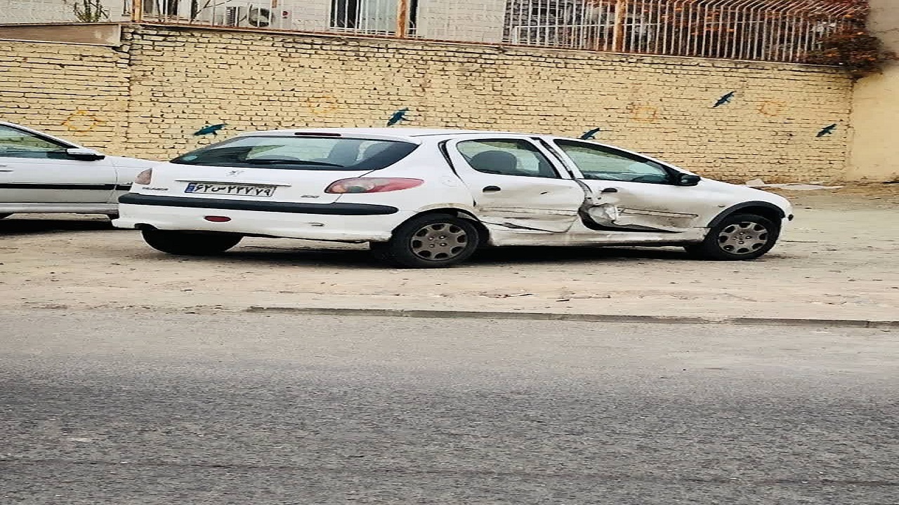 محبوس شدن راننده پژو ۲۰۶ درحادثه رانندگی