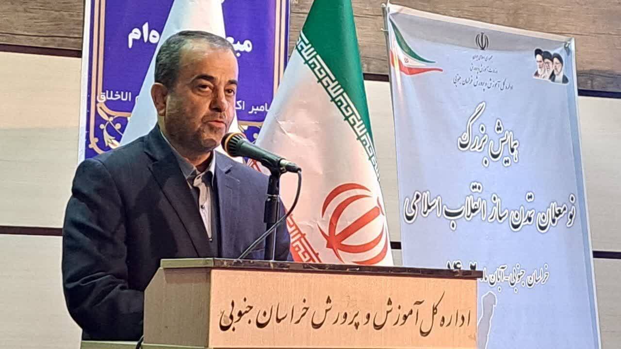 معلمان پایه فکری و علمی دانش آموزان را تقویت کنند