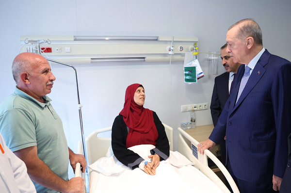 رئیس جمهور ترکیه در دیدار با بیمار اهل غزه