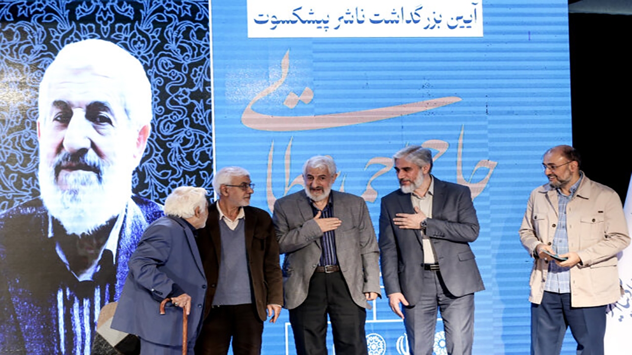 هدیه رهبری به ناشری با بیش از ۸۰۰ عنوان کتاب/ احمد عطایی: مسئولیتم سنگین‌تر شد