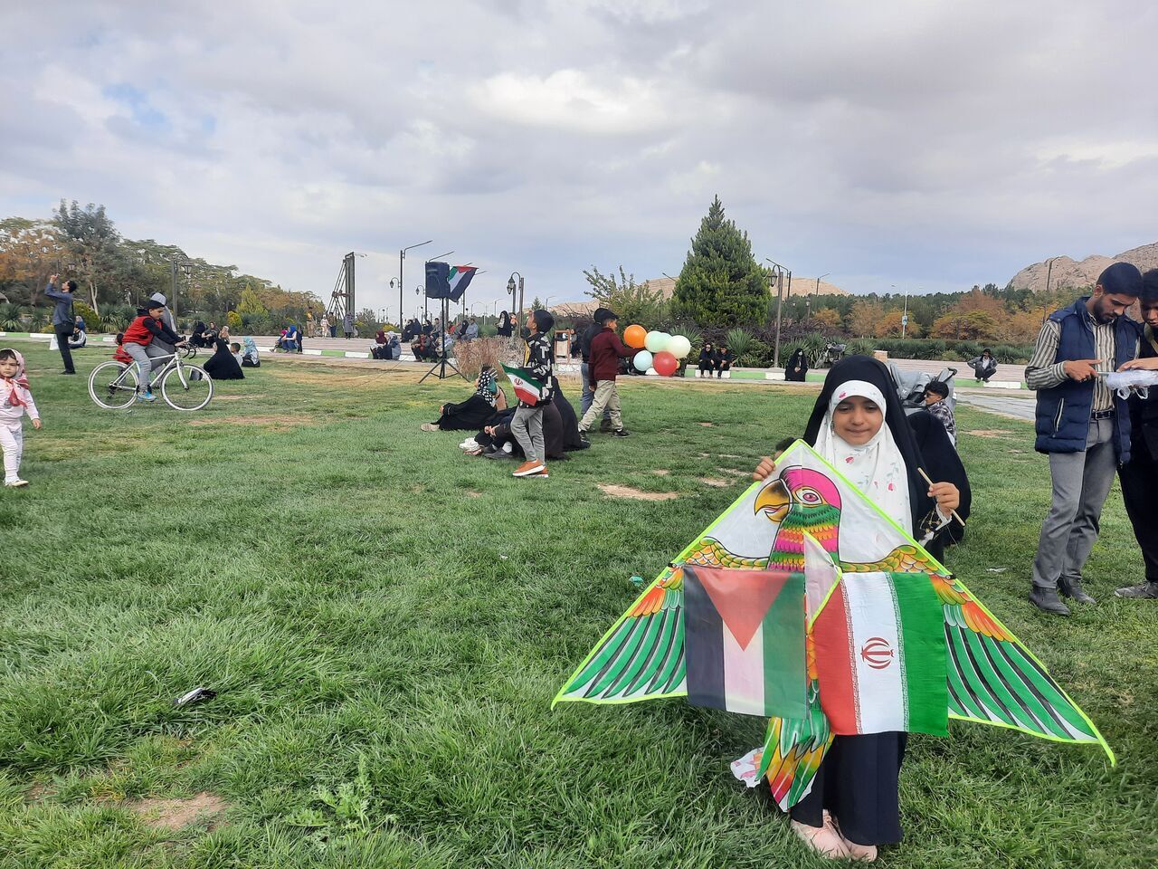 پرواز بادبادک ها در کرمان به یاد کودکان غزه