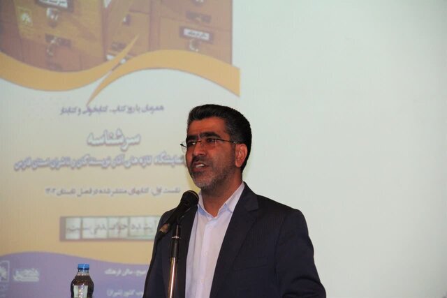 نویسندگان و ناشران اجازه تحریف تاریخ انقلاب را ندهند