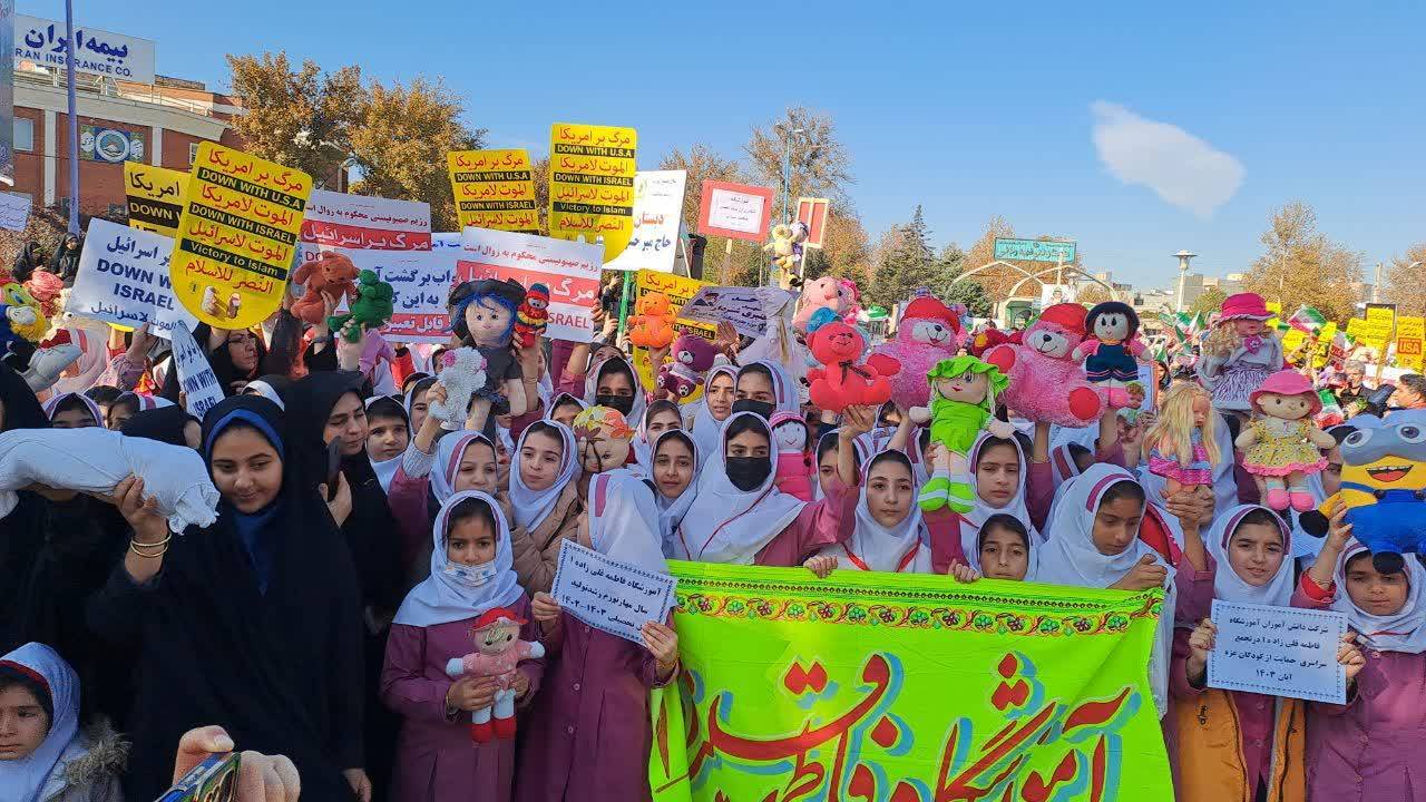 حضور دانش آموزان در مراسم راهپيمايي